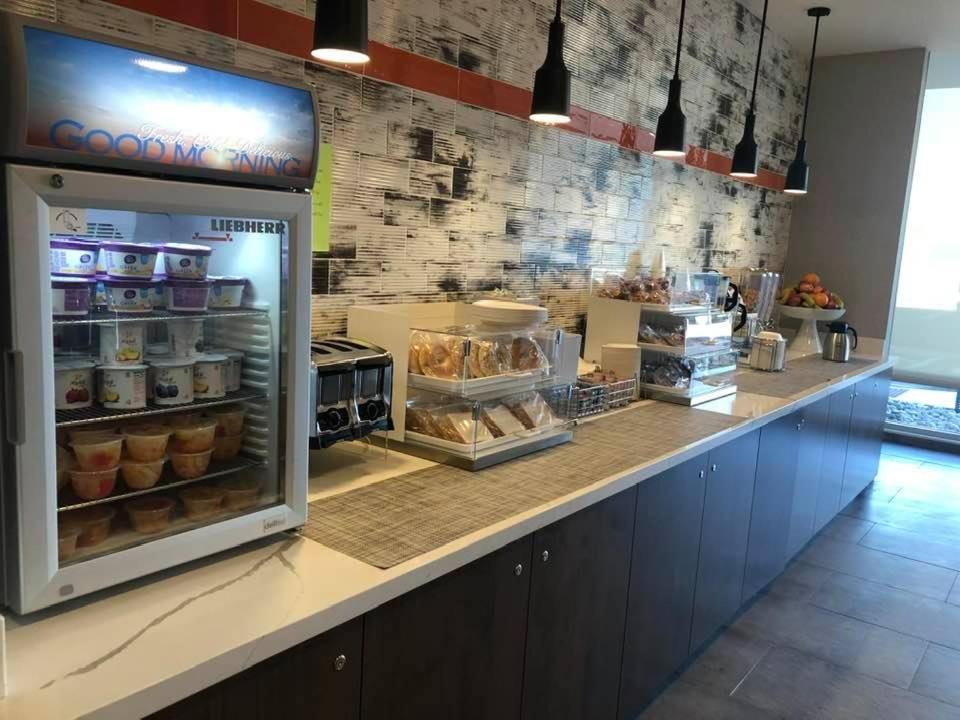 La Quinta Inn & Suites Limon By Wyndham Eksteriør billede